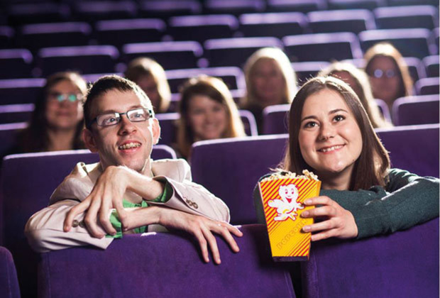 Bild: Zwei Personen beim Kino-Besuch. 