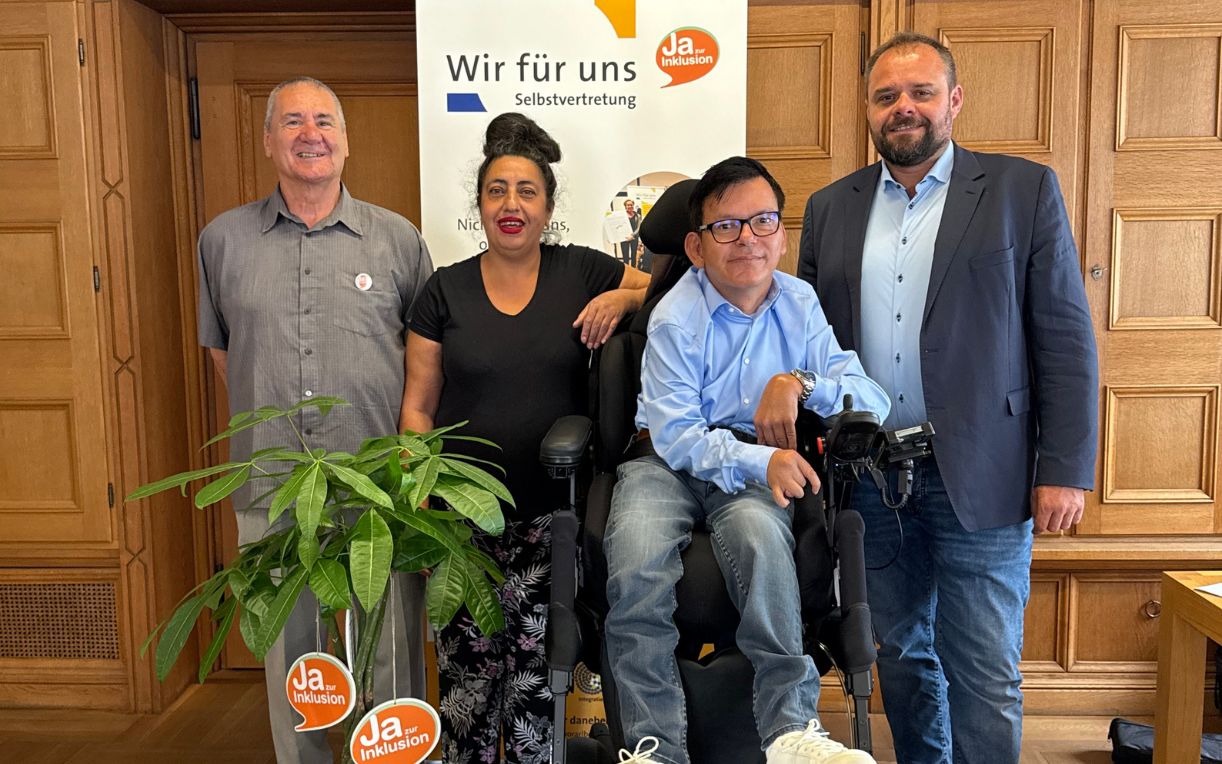 Übergabe des Leitfadens Inklusion in Gemeinden an Bürgermeister*innen