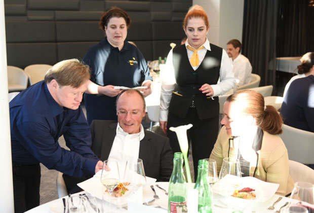 Bild: Service der Gäste im Casino Bregenz.