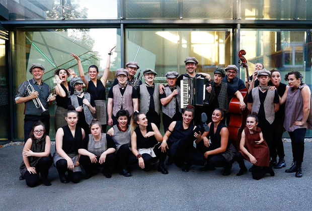 Bild: Gruppenfoto vom Tanzhaus Hohenems und „Die Schurken“.