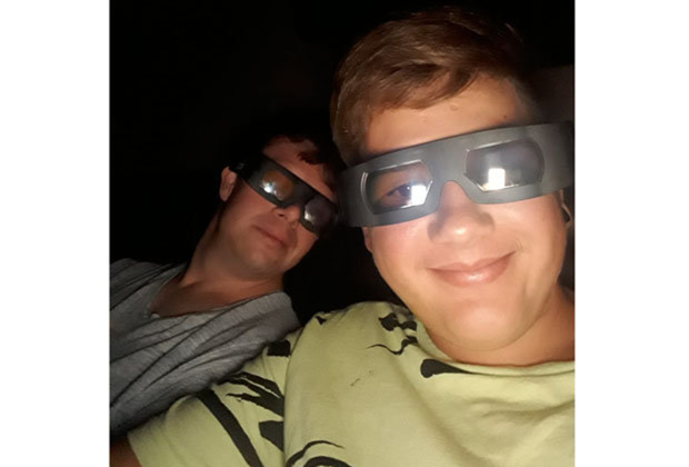 Bild: Philip und Rafael beim Kino-Besuch. 