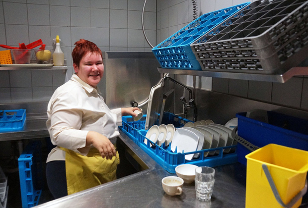 Bild: Anna F. ist im Café Cappuccino fürs saubere Geschirr zuständig.