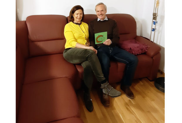 Bild: Das Ehe-Paar Hopfner auf der neuen Couch. 