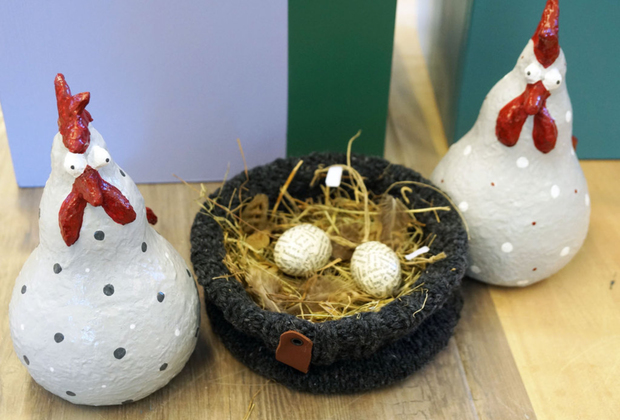 Bild: Oster-Hühner aus Pappmaché und im Loackerhuus hergestellt. 