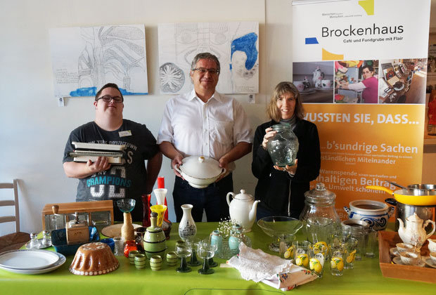 Team-Mitglieder der Brockenhäuser mit Re-Use-Produkten. 