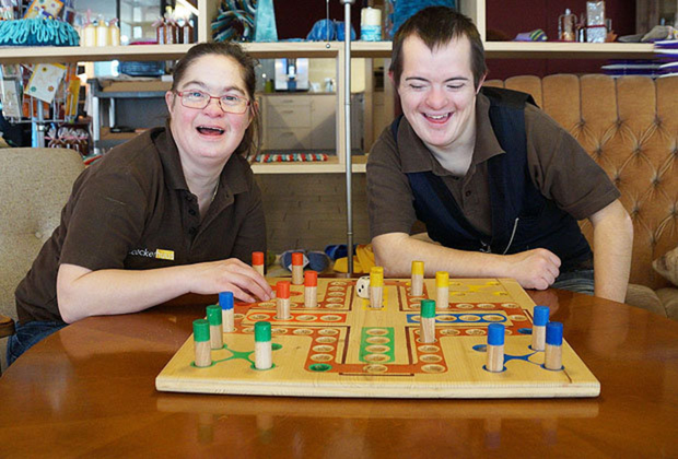 Bild: Zwei Personen vor einem Brettspiel.