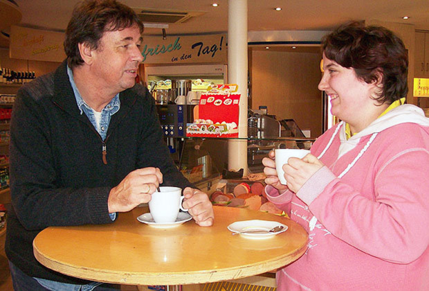 Bild: Zwei Personen beim Kaffeetrinken. 